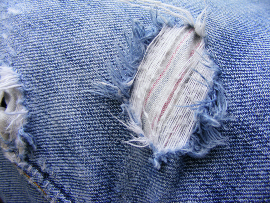    В России принято считать джинсами повседневные брюки, сшитые из хлопчатобумажной (джинсовой) ткани, карманы которых на стыках швов проклепаны заклепками.
