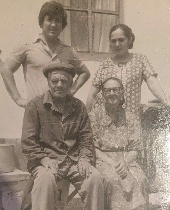 Джелиль и Фадме Балджиевы в кругу родственников