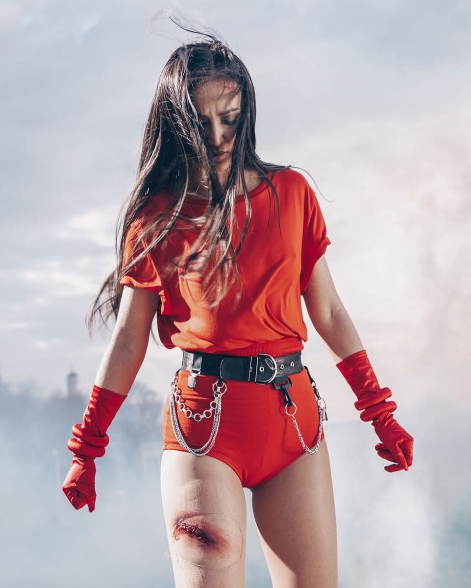 «Я в холоде и на мокрой траве пытаюсь изобразить переворот, а какая-то телка в таком же, как у меня парике за меня рьяно болеет. А вообще, мой вам совет: когда соглашаетесь “поработать дублером на каких-то съемках”, уточняйте не только размер гонорара, но и что именно будут снимать! В противном случае есть риск нечаянно сняться в каком-нибудь вопиющем дерьмище. Правда, за хорошие деньги», - написала Галина Крылова.