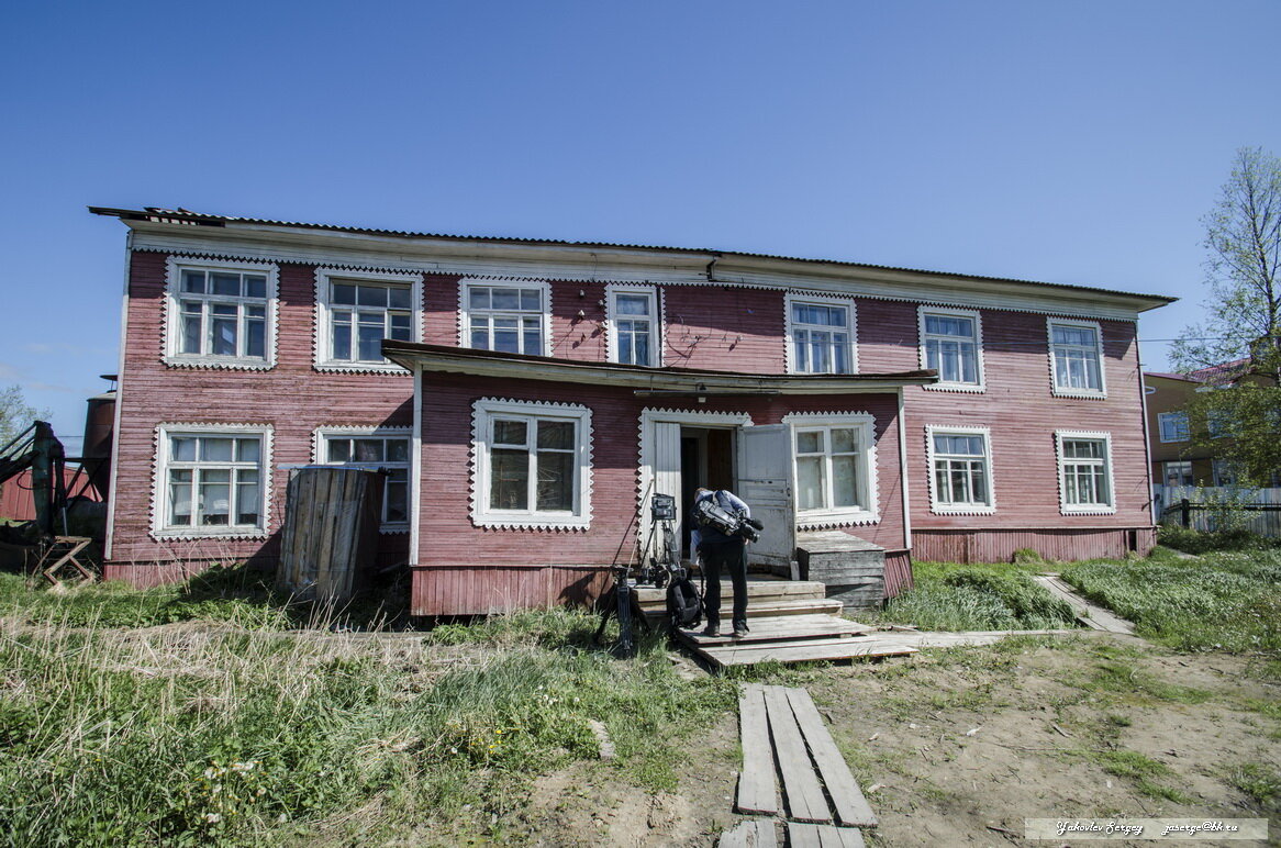  Чтобы добраться до фабрики необходимо переправиться от Холмогор на  Куростров, зимой по льду, летом на пароме. Потом протопать еще 2 км до  села, где и расположилось вот такое ветхое здание.