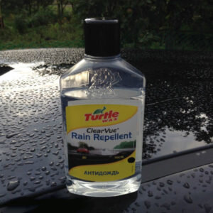 Turtle Wax ClearVue Rain Repellent / Тётл Вакс Клиэ Ву Рэйн Репеллент
Производство: Великобритания. Народное название этого средства: черепашка. По результатам испытаний антидождь "Черепашка" лидирует по стойкости защитной пленки и качественного эффекта отведения воды. Назначение: автомобильные стекла, фары, фонари.Артикул для заказа в интернет-магазинах FG6538. Стоимость одного флакончика объемом 300 мл в 2018 году в районе 300 рублей.Способ применения:
при использовании первого раза рекомендуется нанести вещество 2 раза. Хватает надолго, одна обработка поверхности стекла защищает до 2 месяцев. По технике безопасности надо работать с данным веществом в перчатках.