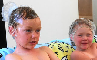 Первая помощь: терапия первой линии для педикулеза зависит от типа заражения. В общем, удаление вшей и гнид из одежды (вшей в теле) или волос (волосы или лобковые вши) является приоритетом лечения.