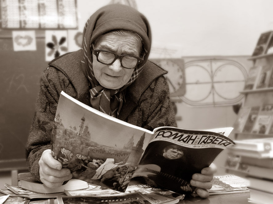 Пенсионерка читать. Бабушка в библиотеке. Бабуля с книжкой. Бабушка читреп. Старушка с книгой.