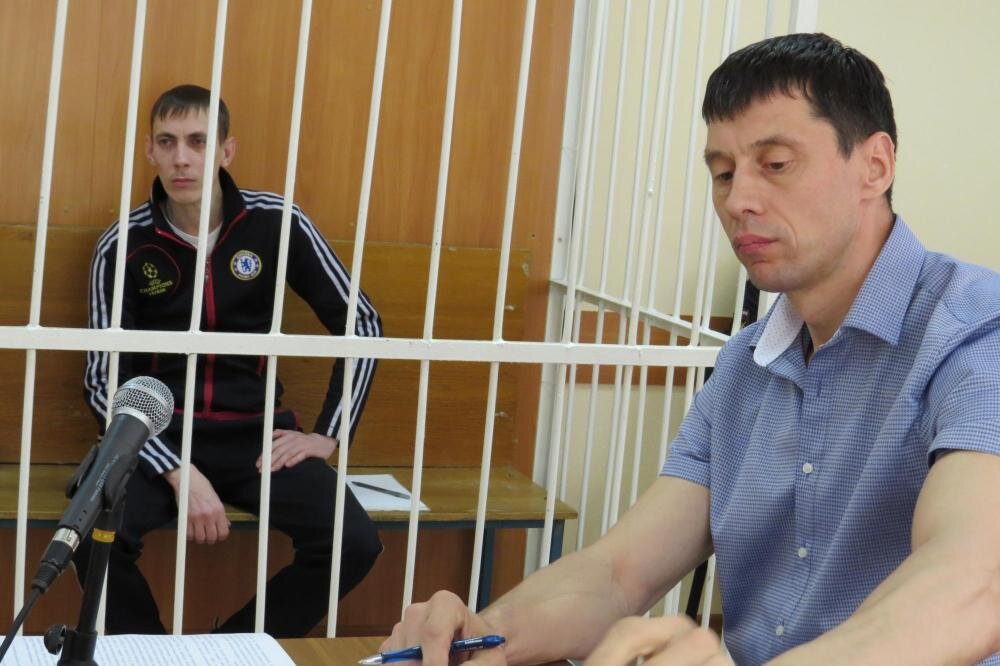 Подсудимый Дмитрий Кондратенко и адвокат Василий Кальван