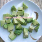 1. Авокадо порезать мелкими кубиками.