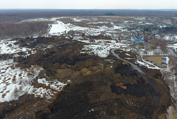 Полигон твердых бытовых отходов «Скоково». Он находится рядом с Ярославлем на реке Норе, впадающей в Волгу выше водозабора питьевой воды. С весны 2018 года, помимо местного мусора, полигон стал принимать отходы из Москвы и Московской области. Фото: yarcube.ru