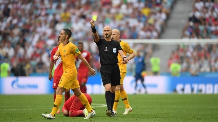 Сергей Карасев награждает желтой карточкой австралийца Миллигана. Фото: официальный сайт ФИФА