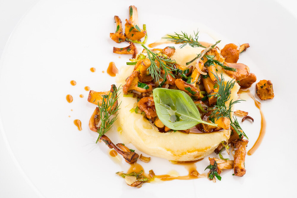 консоме мишлен. шеф повар рецепты грибы. шеф повар рецепты грибы. блюда в порционных сковородках. высокие кухни.