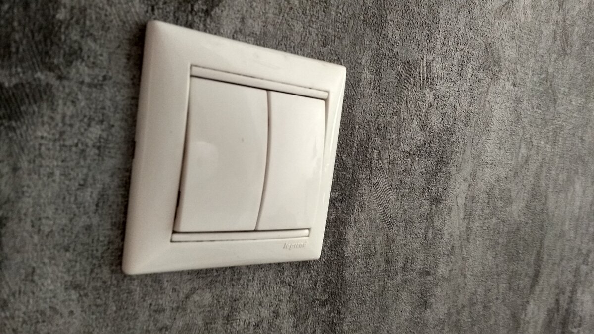 Выключатель у меня двойной, но его замена немногим сложнее одинарного!