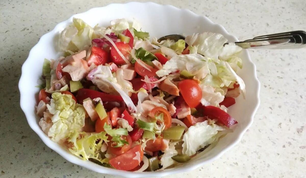 Салат из копченой курицы: 4 популярных рецепта