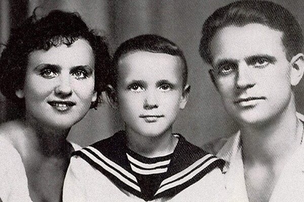  Маленький Коля с родителями