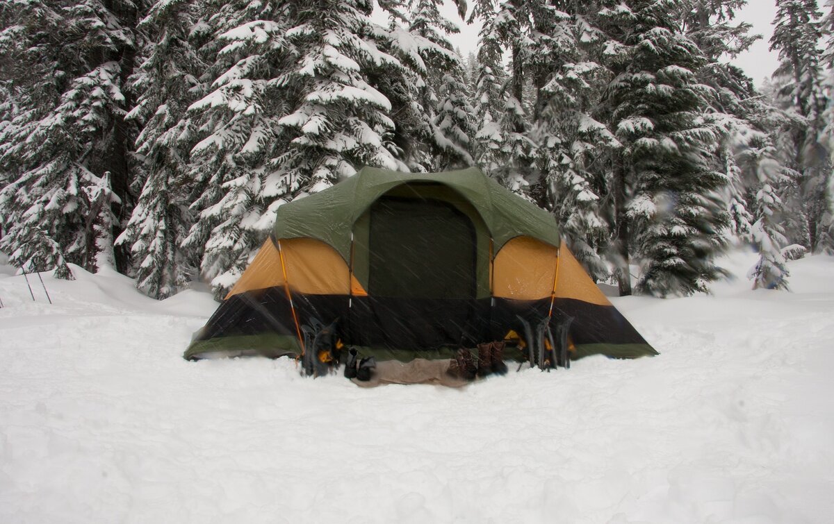 Опытные рыбаки поделились, как они утепляли палатку зимой