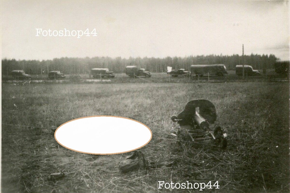 На дальнем плане проходящая по шоссе колонная немецких войск. Пулемет смотрит в противоположную сторону. Фото изменено по требованию Дзена. Полную версию можно посмотреть по ссылке в конце репортажа на статью в моем блоге starcom68