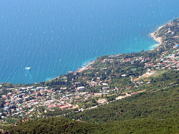 Вид на Алупку с высоты птичьего полета. Фото взято из сервиса Яндекс.Картинки 