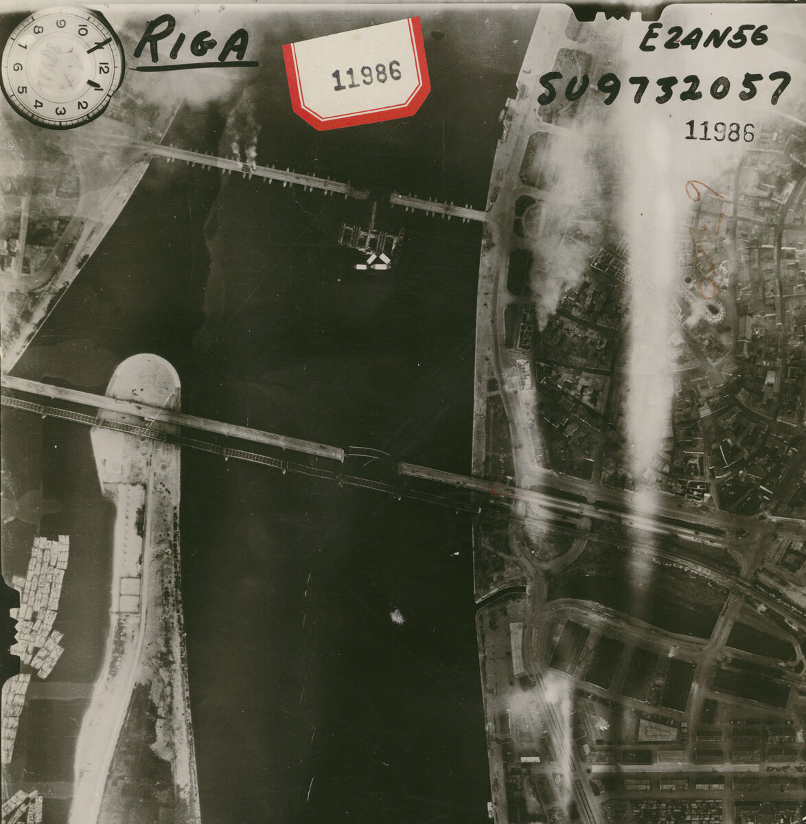 На немецкой аэрофотосъемке видны все три моста у которых в последствии разворачивались события. Выше всех по течению расположен железнодорожный мост. Практически вплотную к нему так называемый Земгальский мост и ниже по течению понтонный мост.