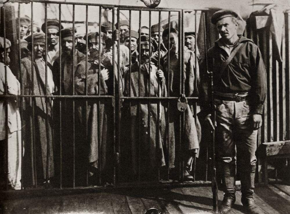 Клетка с каторжанами. Санкт-Петербург 1890 г