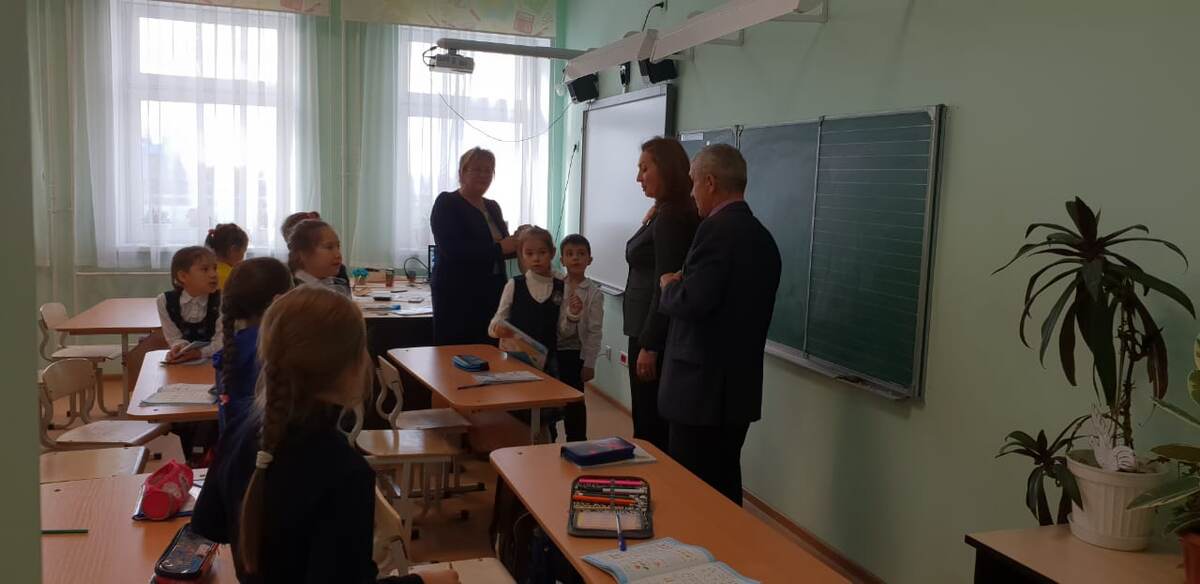  Ежегодно во всех школах Республики Татарстан с участием депутатов  Государственного Совета, Государственной Думы, представительных органов  местного самоуправления проводятся «Парламентские уроки». На них ребятам  рассказывают о принципах устройства государственной власти, проведении  выборов, законотворческой деятельности.     