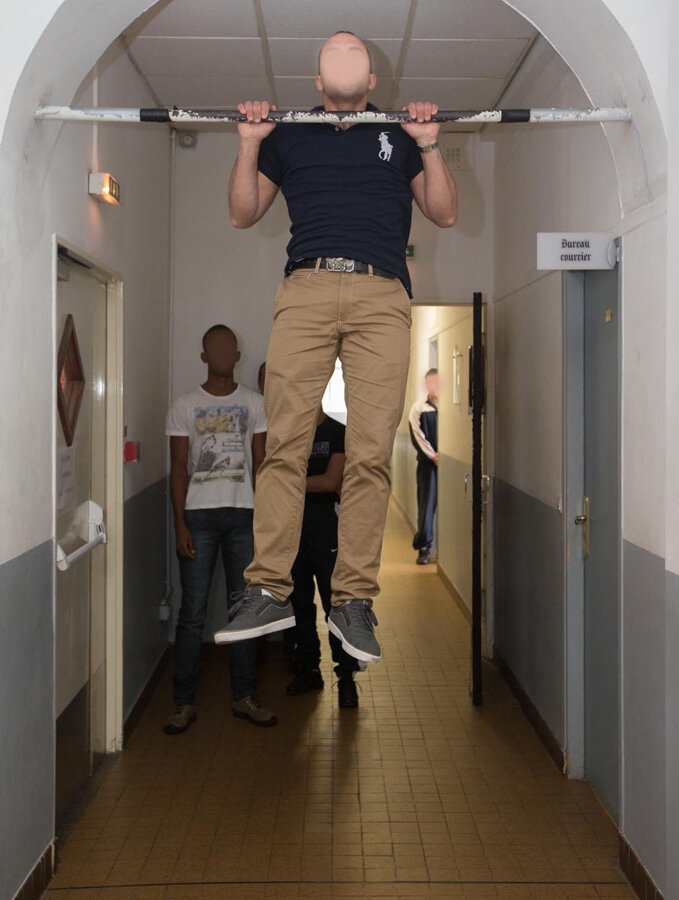 Вторая стадия легионера, вас очень долго будут прокачивать, это проседания, отжимания))))) Шучу дорогие мои читатели.  Вас попросят подтянутся, раз 10 это достаточно !!  Самое главное на пропускном пункте будут русско говорящие ребята. И в дальнейшем ты поймёшь что ты не один! Но важно знать для себя - если ты готов остаться, ты понял назад дороги нет - то лучше не заводить друзей и знакомых и молча делать то что прикажут!  Не слушай ни кого !!!!    