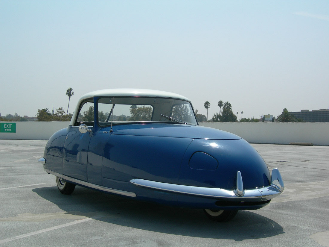В 1948 году Глен Гордон Дэвис построил дюжину трехколесных транспортных средств с алюминиевым аэродинамичным кузовом и одним широким сиденьем аж на четырех седоков.-2