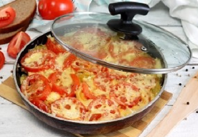 МЯСО ПО ФРАНЦУЗСКИ НА СКОВОРОДЕ С КАРТОШКОЙ