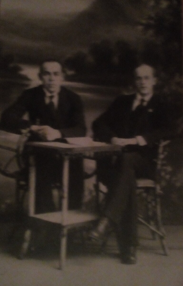 Дед и его родной брат в Екатеринбурге (дед справа)