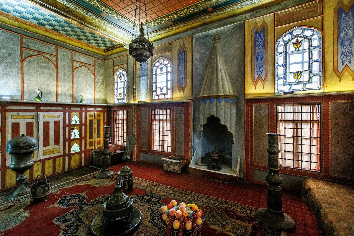 Ханский дворец в Бахчисарае не произвел на Пушкина впечатления. Возможно, потому, что поэта мучила лихорадка