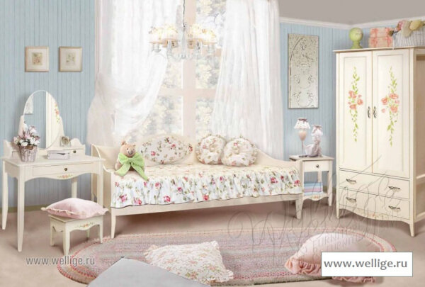 Период 4–7 лет. К этому возрасту девочки обзаводятся большим гардеробом, который нужно где-то хранить. Лучше всего выбрать для детской невысокий комод для вещей и белья, а также платяной шкаф для верхней одежды и обуви. Оба предмета смогут и дальше служить ребенку.
