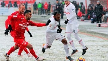 Фото: РИА Новости2 декабря воскресную программу 16 тура РПЛ закроет одно из самых значимых дерби в российском футболе еще со времен Советского Союза. В текущем сезоне «Спартак» и «Локомотив» проходят практически идентичные процессы в плане результатов и результативности, но «железнодорожники» в этом плане немного вырвались вперед, ведь они смогли в определенный момент наладить результаты в чемпионате и вырваться в зону Лиги чемпионов. Оттого встреча, безусловно, будет еще более непредсказуемой и интересной. Матч 16 тура состоится на «Открытие Арене», начало запланировано на 19:00. Главным арбитром назначен москвич Сергей Карасев.
