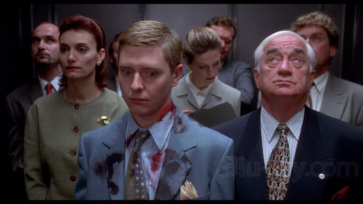 Сюжет знакомит зрителя с Нельсоном Хиббертом, простаком — банкиром, ожидающим повышения. Но герой не получает его и в порыве ярости прилюдно угрожает боссу расправой и когда Нельсон является к начальнику на приватный разговор, то находит его мертвым. Полагая что убийство автоматом повесят на него, Нельсон пускается в бега. 