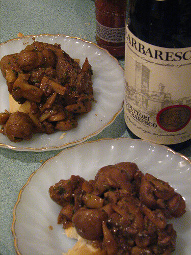 Почки с грибами, сыром и ветчиной. К почкам подают сухое красное вино.