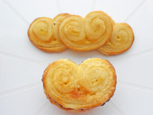 готовое слоеное тесто — 500 г.;