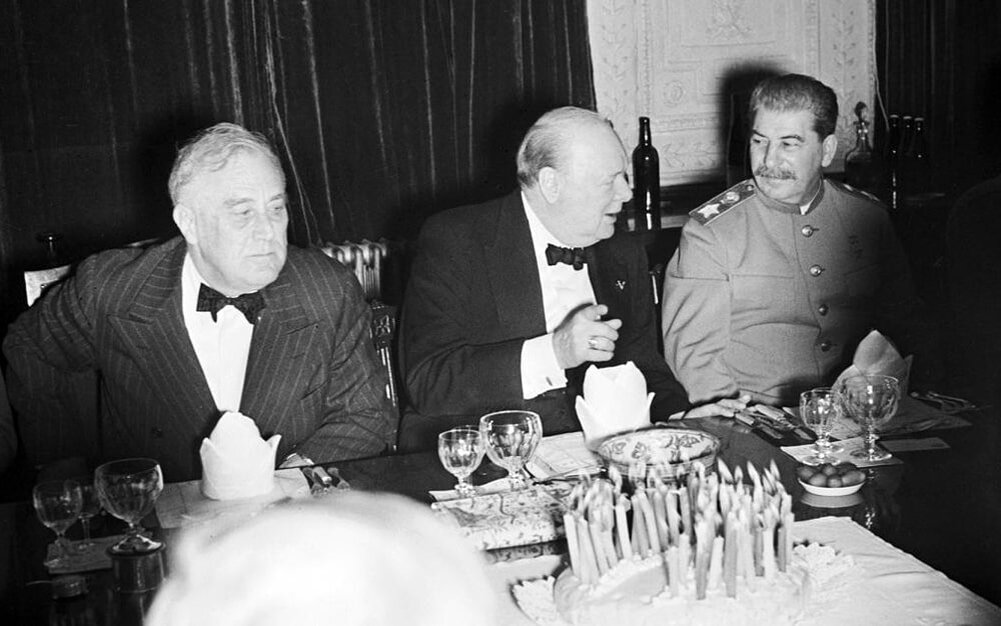 Тегеранская конференция. Почти единственное фото, где Черчилль сидит между Сталиным и Рузвельтом