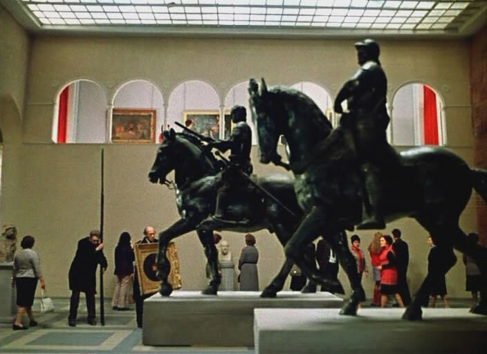 Кадр из фильма Эльдара Рязанова "Старики-разбойники (1971). Хотя фильм снимался в основном во Львове, сцены в музее были отсняты в московском ГМИИ им. А.С. Пушкина, в том числе сон героя Юрия Никулина, в котором он убегает от оживших статуй Коллеони и Гаттамелаты. 