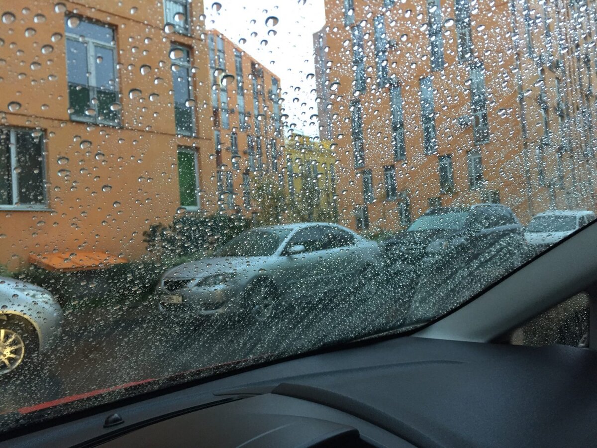 Вода начинает скапливаться капельками, как и после применения дорогого средства "антидождь".