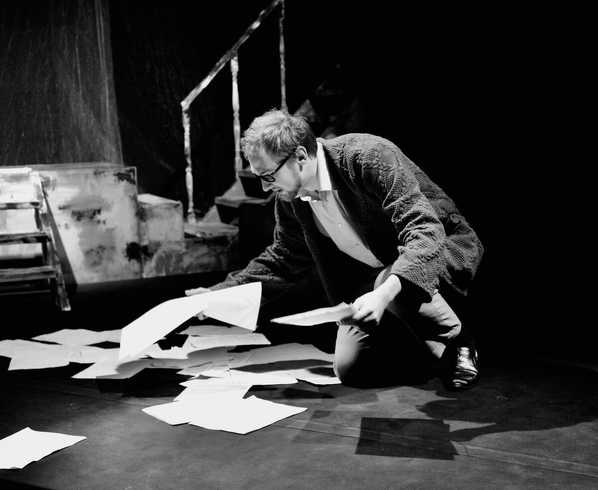 Сцена из спектакля «Тени», роль Учёный.