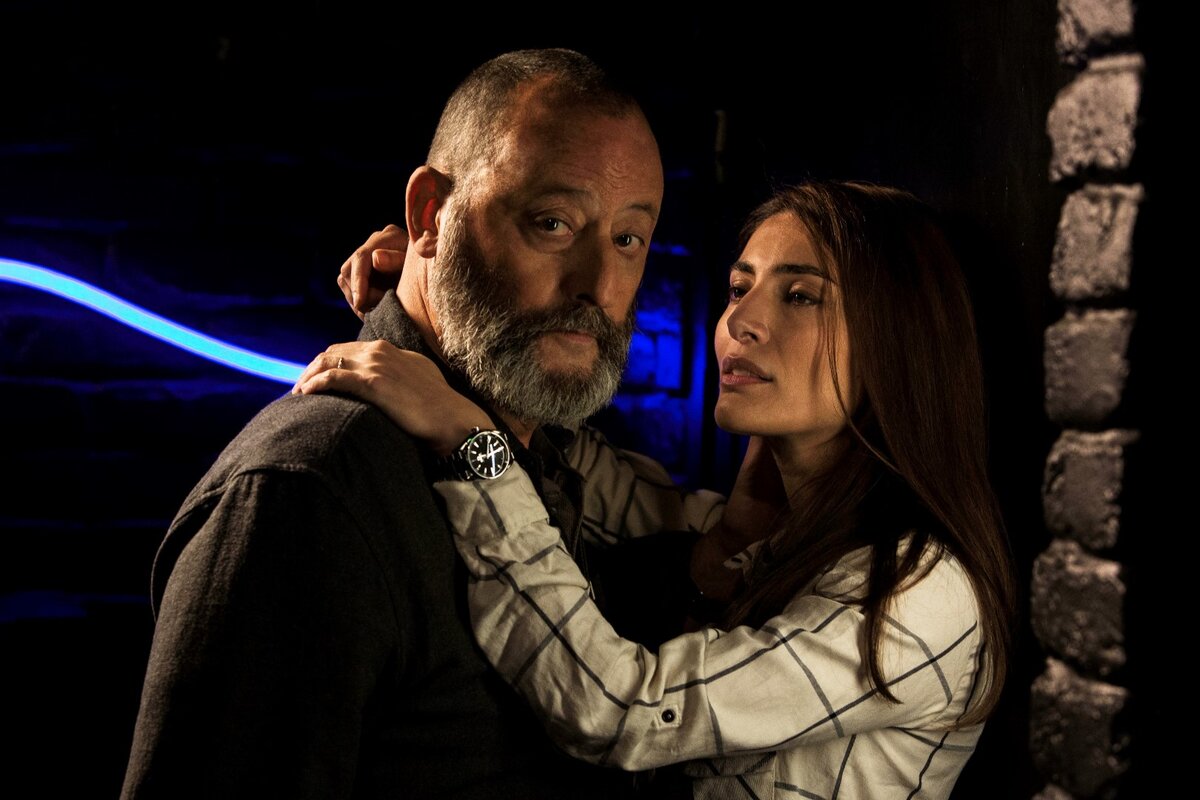 - Ну чего уставились? Да, постарел. Но не настолько, чтобы не пойти и не затусить с одной из девушек нынешнего Джеймса Бонда (Катерина Мурино из "Казино Рояль"). 