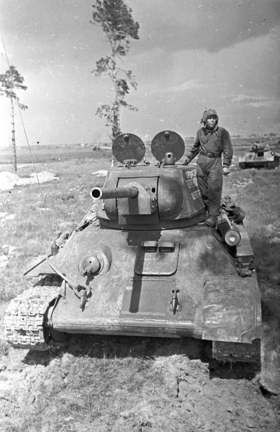 Т-34, производство которого было начато в 1940 году, стал первым средним танком с длинноствольным орудием большого калибра.