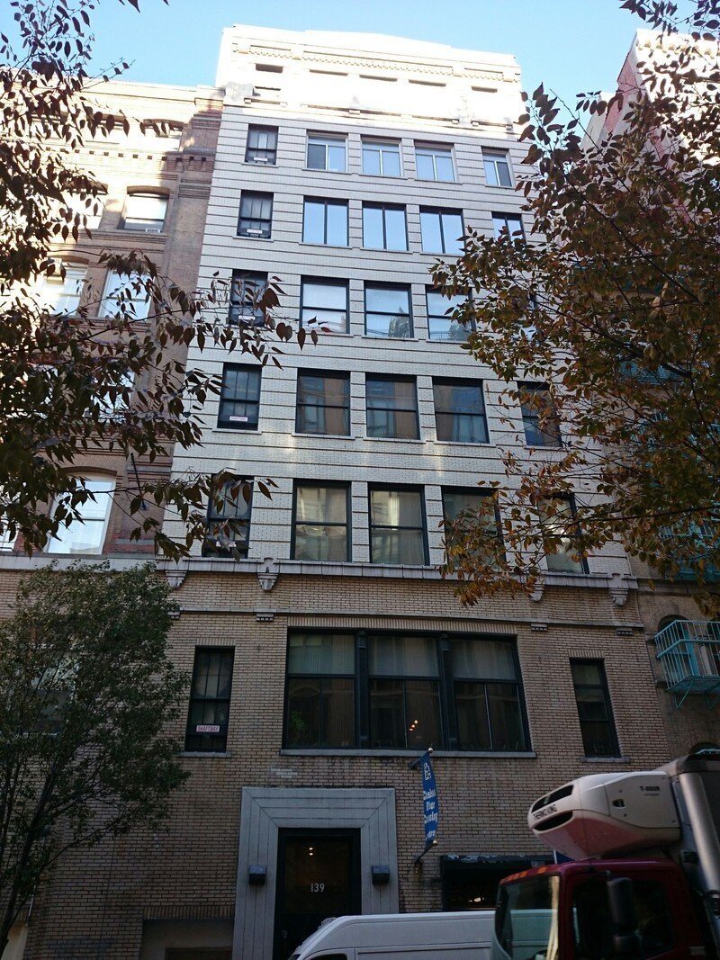 Фасад здания, в котором расположен лофт Джерарда Батлера