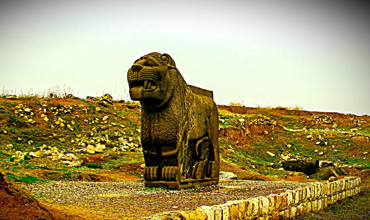 Базальтовый лев, который стал поводом для раскопок в этом месте.