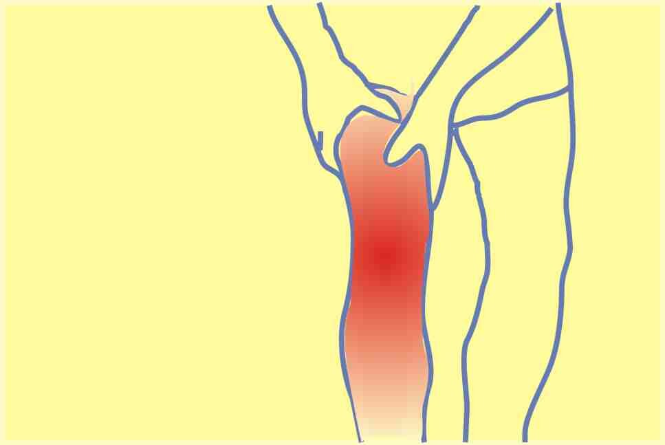  Сейчас мне 48 лет, я могу бегать через 4 ступеньки по лестнице и колени редко беспокоят , а до 24-х лет одно из колен часто хрустело, воспалялось, после любого неловкого поворота под кожей выступал пузырь с вытекшей суставной жидкостью.  В юности я относился к своему телу, как к машине назначенной для испытаний, мог спрыгнуть со второго и даже третьего этажа пятиэтажки (с третьего, правда, один раз и больше не захотел), мог неосторожно поднимать тяжести больше своего веса, хотя не был особо одарённым в физическом плане. Хотелось выглядеть в глазах людей больше и сильнее. В 20 лет начались проблемы с коленями, а позже постепенно появилась ещё тупая боль в пояснице. В том же возрасте я увлёкся психологией и через какое-то время понял, что многие хронические болезни человека вызываются его поведением, мыслями и способами реагирования на жизненные ситуации. Даже если болезнь обусловлена генетически или получена в бессознательном возрасте, поведение человека и отношение к ней может ослабить или, наоборот усугубить её. В результате моего обучения, обстоятельств жизни и специфики нашего послеперестроечного здравоохранения у меня сформировался подход к своему здоровью, при котором к врачам я обращался только в крайних экстренных случаях, а к хроническим недомоганиям подходил с установкой, что я сам отвечаю за их возникновение и соответственно за способы избавления от них. По поводу коленей и поясницы я вспомнил, что с подросткового возраста хотел вырасти высоким, поэтому незаметно для себя приобрёл привычку, тянуться вверх, что вызвало излишнее распрямление спины и коленного сустава при ходьбе. Исчезли небольшие естественные изгибы колена и спины в расслабленном состоянии, а эти изгибы давали амортизирующий эффект при ходьбе, как для колена, так и для всего тела. В результате, колени и поясница стали испытывать более ударную нагрузку при ходьбе, воспаляться и болеть, особенно когда ходил по асфальту, а не по мягкой земле. Я показался врачу, сделал рентген, он сказал, что на снимке у меня здоровое колено. Я стал лечить себя по своему, стал как бы припоминать те естественные уровни изгиба спины и колен и сознательно контролировать их при ходьбе. Сначала было трудно всё время это помнить и контролировать, но потом вошло в привычку, а потом я забыл об этом, но тело уже выбрало подходящие изгибы и стало соблюдать их автоматически. Таким контролем я занимался приблизительно год, а еще через год заметил, что колени и поясница уже не приносят таких проблем как раньше. Был правда в процессе один интересный момент, поясница одно время стала болеть сильнее, но, как-то иначе, я счёл это какой-то перестроечной болью или, возможно, оживали ранее заторможенные нервные пути. Потом эта специфическая боль сошла на нет и, можно сказать, что я без таблеток, мазей и операций решил свою проблему с помощью только изменения своего поведения и установок. У каждой болезни есть своя история. 