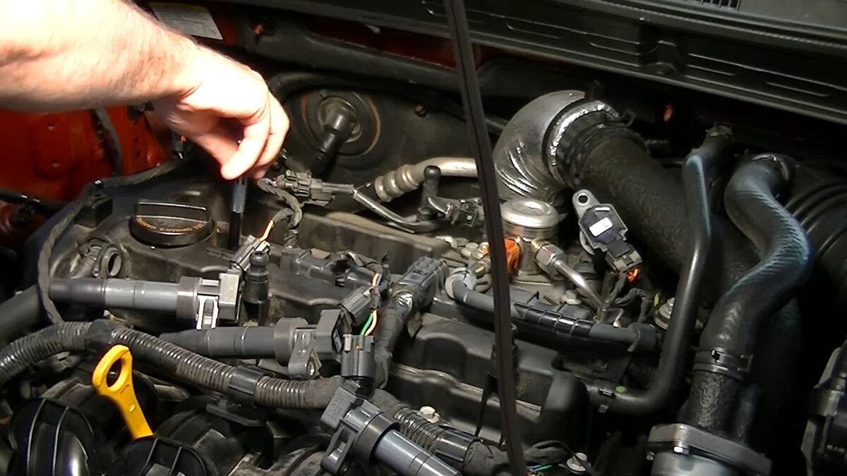  Технический регламент по обслуживанию автомобилей Hyundai Solaris оснащённых двигателями объёмом 1,4 или 1,6 литра предписывает менять свечи зажигания во время ТО, совершаемого после 60 000 км...
