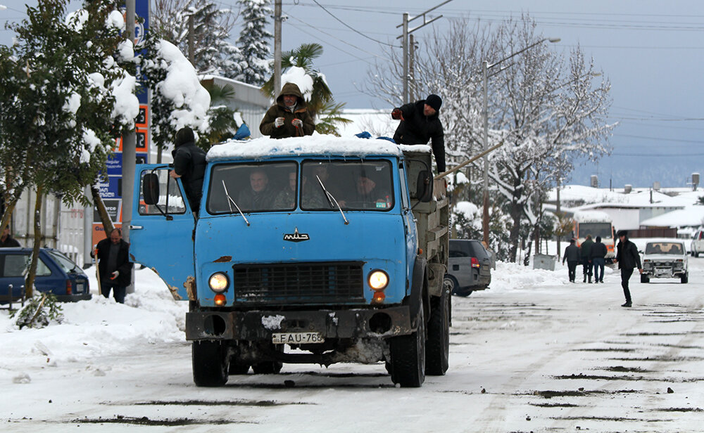 песок на дороги рыссыпают вручную из кузова