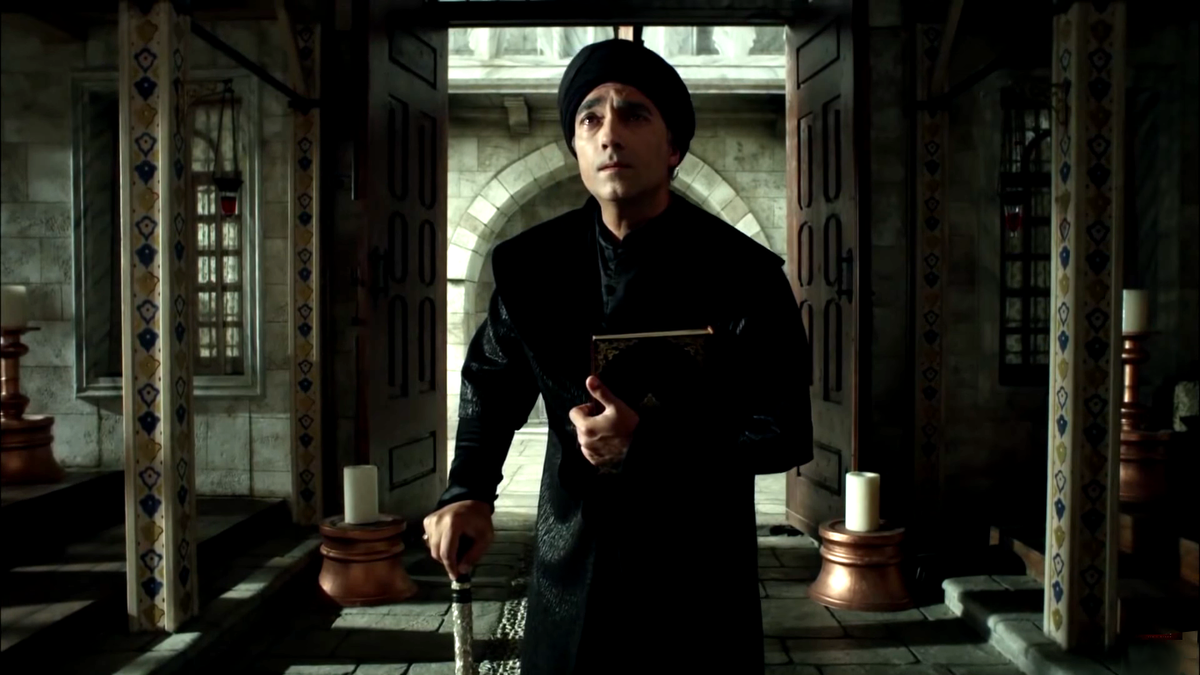 Сюмбюль-ага, главный евнух в гареме султана Сулеймана, смотрит на пустую комнату. Старый гарем султана уже выселили. Кадр из сериала "Великолепный век"