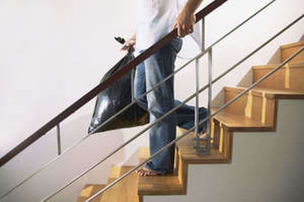 Одна из них объясняет запрет с выносом мусора в вечернее время тем, что хорошее дело стоит завершать до сумерек. Поскольку вынос сора из избы в тёмное время суток способствует раскрытию тайны человека.