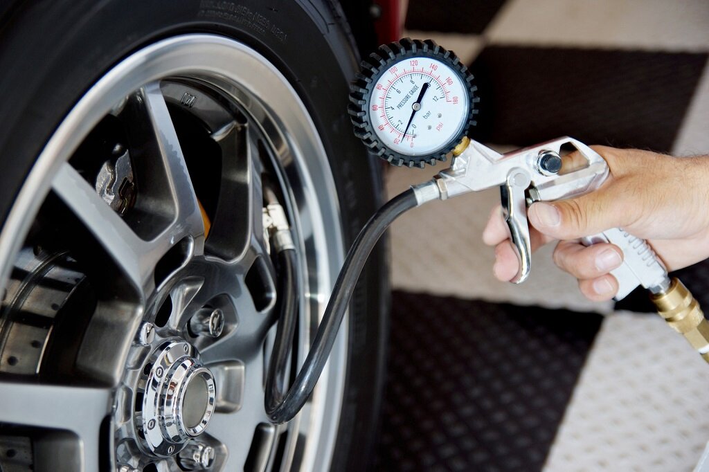 Как узнать, какое давление в шинах идеально для вашего автомобиля