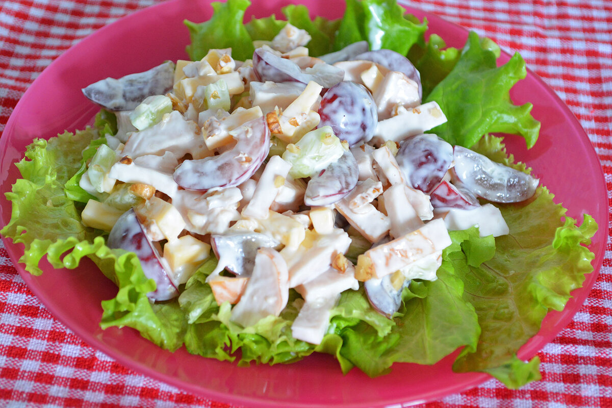 Салат с копченой грудинкой. Салат с майонезом. Салат с копчёной курицей. Салат с виноградом и курицей. Салат с грудкой и яблоком