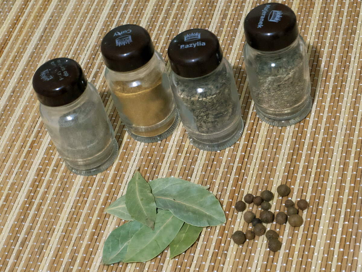 Говорят, кусочек лаврушки в банке с приправой защищает ее от вредителя