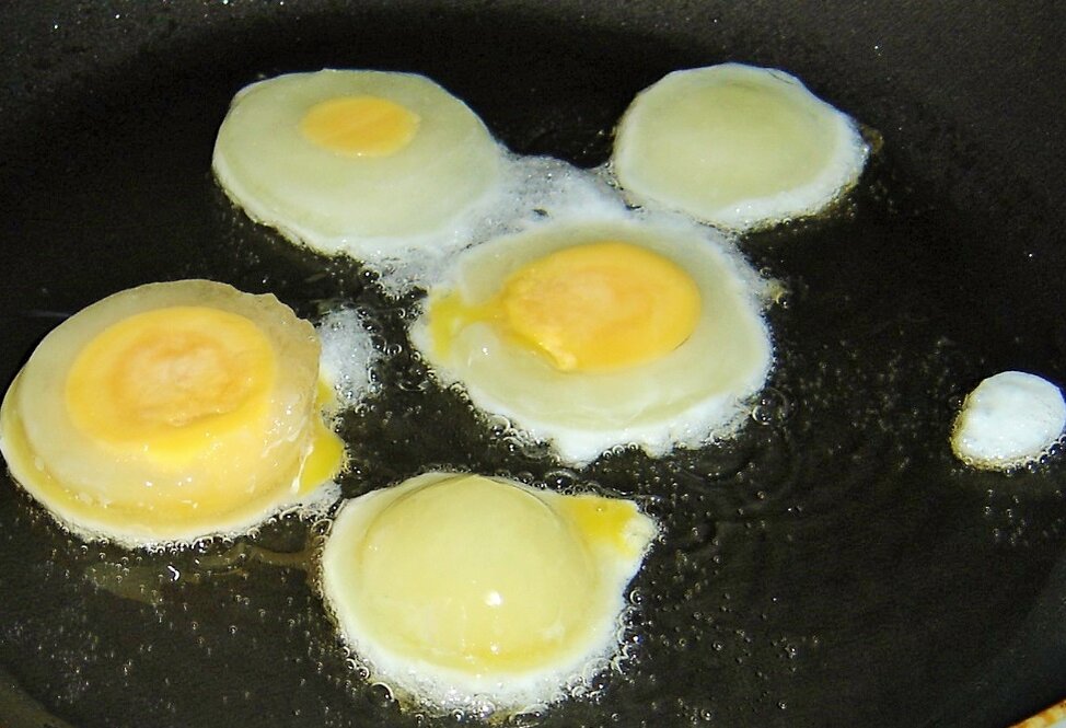Яйцо обжаренное с двух. Яичница из замороженных яиц. Жареные яйца. Жареные замороженные яйца. Глазунья из замороженного яйца.