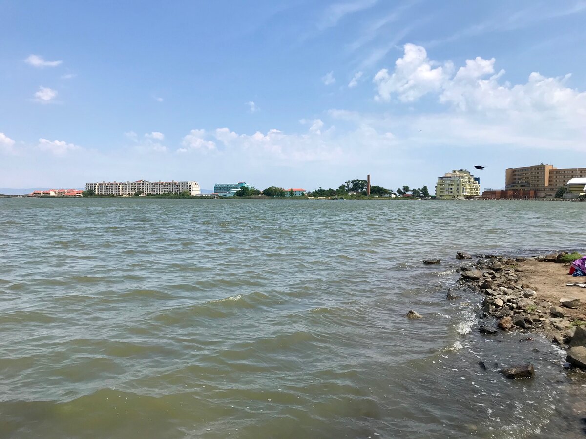 Поморское озеро. Это озеро весьма с мутной зеленоватой водой, но очень теплое. Буквально в метре от берега начинаешь наступать на мягкую грязь.