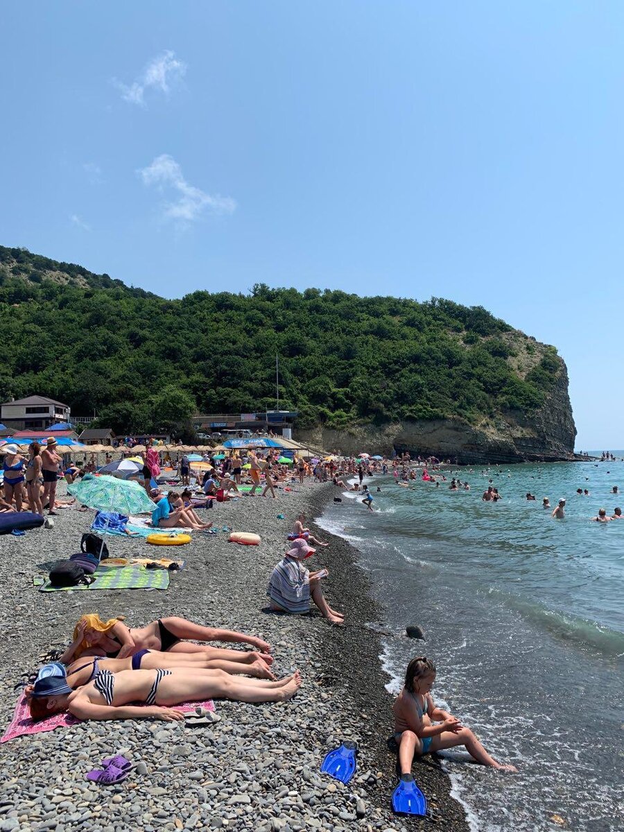 По мнению туристов в Анапе или Сочи, этот пляж в поселке Дюрсо - еще вполне себе малолюдный. По меркам местных жителей, это катастрофа))) 